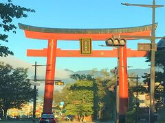 朝六時過ぎ。中禅寺湖半の駐車場は満車。二荒山神社の登山者用駐車場には若干の空きあり。