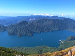 山頂は広いので、眺望の良いテラスを見つけて、おにぎりタイム