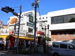 ＪＲ京浜東北線の大森駅西口前の横断歩道を渡ったところに