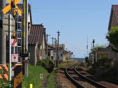 線路の向こうに海が見えます。
海へ向かう線路