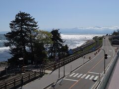 道の駅のオープン前でしたが
展望デッキは24H解放らしいです。
しかし雨晴海岸を撮るなら、やはり海岸へ降りた方がいいようです。