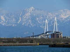 表紙の写真とダブリますが
この新湊大橋がサイコーに気持ちがいい。
目の前にドーンとそびえる立山連峰に向かって走れます。
かなりの高度で、道路幅もないのでさすがに
橋の上からの撮影はあきらめましたが
時間さえ許せば、何度も往復したいくらいの眺め。
これは向かう途中でズームで寄ったものですが
体感的にはこんな感じで、山が目の前に迫ってきました。