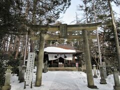 「白根神社」
ホテルおおるりのチェッアウトを済ませて、車は駐車場に置いたまま、「白根神社」まで登って行きました。