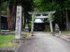 集落に入るとすぐに「地主神社」がありました。