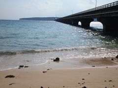 これより来間島へ渡ります( v^-゜)♪
橋のたもとの砂浜も綺麗