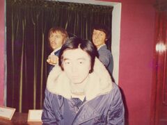 ２月２０日（火）ロンドン　曇
　今日は、朝、ビクトリア駅にリュックを預けリージェントパークを見てまわった。一角にあるロンドンＺＯＯで時間を潰し、そのあと、世界の有名人の蝋人形を一堂に集めた施設「マダム・タッソー」に行った。
　その後映画など見て表に出ると、すでに１８時半頃。それから宿を探すことになり、当たりをつけていたＨｏｌｌａｎｄ　Ｈｏｕｓｅに行ったが、満室で断られた。少々がっくりしながらビクトリア駅に戻り宿を紹介してもらったが、宿泊代が１０￡（当時１ポンドは４００円）と学生の身には破格の値段になってしまった。
　昼　ハンバーグ・卵・ポテトのセット、ハムサンド、コーヒー　1.56￡
　夜　ステーキ・卵・ポテトのセット、パスタ、ビール　2.8￡
　宿泊：ホテルジョージ（Templeton Place, London SW5）ツイン
