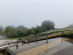 天気が悪いのですが、山梨に来てフルーツパフェを食べない訳にはいかない。
靄の中、フルーツ公園へやってきました。
富士山どころか、下界も見えません。
