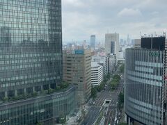 入る前にガラス越しに外を。
中央に見えるのは名古屋駅のシンボル？のモニュメントですが、取り壊しの予定です。左側のビルは大名古屋ビルヂング。