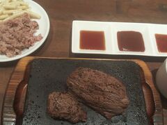 何て偉そうな事を述べてましたが、腹減りました
昼が海の幸でしたので、夜は肉にします。
とはいえ、高級な宮古牛には手が出ないので、安価な｢やっぱりステーキ｣で済ませました