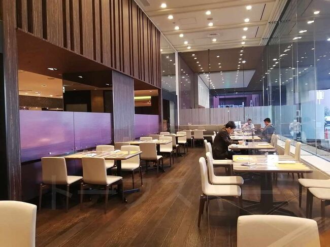 明るく開放的な店内