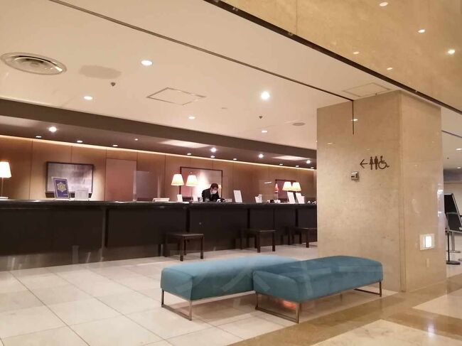 ロビーの奥のフロント