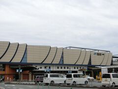 福知山駅の外観はやっぱり海をイメージしたものに。

ここで1時間取れることになったので食事でもと思ったのですが、
・10時台ということもあってかシャッター下りてる
・臨時休業/定休日
・夜逃げ？
でお目当てのお店は全滅。

観光案内所まで閉まってたんで、元々観光客が少ない地方はこんなもんでしょうか。。結局駅の王将かミスドの選択となり、王将へ。京都府なんで、ビールは飲めません。小さな地方都市のほうが警戒は強いですよね、広いエリアを管轄する中核病院が詰んだら大変なので。