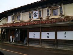 喜多方から会津若松に向かう途中見かけた古い酒蔵。
