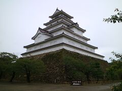 鶴ヶ城は、約630年前に作られたそうで、正式には若松城とのこと。
1868年に起こった戊辰戦争の際には、新政府軍の猛攻に耐えた「難攻不落の名城」としても有名。
赤瓦の５層の天守閣が美しく、日本百名城の一つ。
天守の内部は博物館になっている。