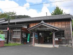 松尾寺駅着11:13。
風情のある木造駅舎です。