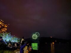 ８：４５花火大会が始まる。