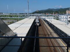 ６＜ＪＲ新所原駅＞
浜松駅から約30分で静岡県最西端のＪＲ新所原駅に到着。駅を出れば、愛知県豊橋市。正面に見える岩山は、「立岩」。ロッククライミングができる場所として有名。