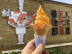 ２２＜入河屋＞
長坂養蜂場のすぐ隣にあるのがこれまた三ヶ日の有名菓子店「入河屋五代目善治郎」。三ケ日みかんの濃縮果汁を使った名物の「みかんソフトクリーム」をいただく。シャーベットタイプで酸味は抑えられ、甘みが強い。