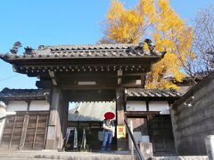   坂部駅から15分ほどで興昌寺に到着しました。興昌寺は桶狭間の合戦後に敗れた今川氏の家臣であった岡戸禰宜左衛門がこの地に住んで、緒川の乾坤院四世亨隠慶泉大和尚を迎えて開山したそうです。