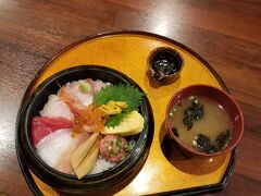 さぁ お目当ての海鮮丼
『近江町食堂』

私は オシャレな 古民家カフェでランチが良かったんだけどね
ここは 私が折れました