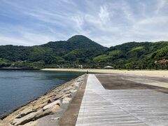 片添が浜海水浴場を横目に見ながら、ぶらぶら歩く。
普段、海無し県に住んでいるので、歩くだけで楽しくなる。