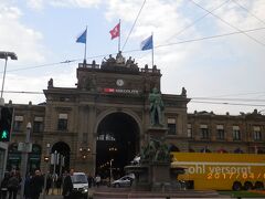 チューリッヒ中央駅正面。鉄道大国スイスの主要ターミナルとして、1日に2900本以上の列車が出入りするそうです。正面にある銅像は、スイス鉄道の父と言われるアルフレッド・エッシャー。