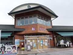 彦根から、クルマで約１００ｋｍ、三方五湖に向かいました。

高速を使うと少しだけ遠回りしつつ時間もカットできるのですが、
お金はケチって琵琶湖畔を走りました。

彦根を出て１時間、道の駅 湖北みずどりステーションでトイレ休憩。

琵琶湖は道路の反対側なのですが、いい撮影スポットがなく。