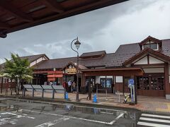 河口湖駅に到着です。定時。へえ～今の駅舎ってこんななんだ！