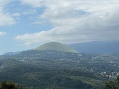 右手の向こうには大室山です。