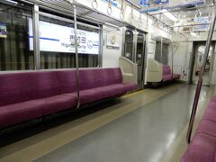 ようやく来た芝山千代田駅行き。
相変わらず誰もいません。
