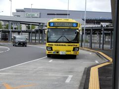 黄色い車体の連絡バスが来ました。