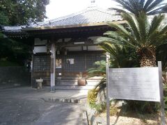  第１７番札所観音寺に到着しました。境内の裏側から入る形になってしまいました。狭い敷地に小ぶりの本堂が建っており十一面観世音菩薩像が安置されています。