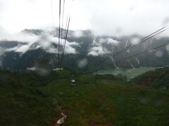 立山ロープウェイに乗車したばかりの時は雲で何も見えませんでしたが、ここにきてようやく全景が見えてきました。