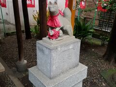 境内社の明徳稲荷神社の右の狐子狐を従えています