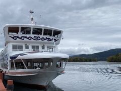 「阿寒湖遊覧船」乗り場へ。
1人2,000円。
様々な10%割引がありました。
