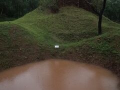 翌日は、現地のツアー会社を利用して、
世界遺産にも指定されているミーソン遺跡へ。
いきなり、B52が投下した爆弾による大きな穴が。
