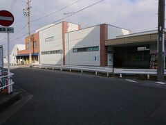  ほぼ名鉄河和線に沿って進みます。住吉町駅前を通過します。