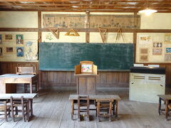 教室には当時の机や椅子、オルガンがそのまま残っています。
壁には当時通っていた子供達の作品などが飾られています。