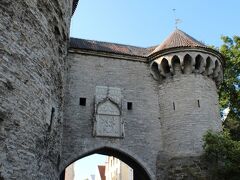 港からてくてくと歩いて１０時、旧市街の入口、1529年に建てられたという“ふとっちょマルガレータ”（Paks Margareeta）と呼ばれる砲塔までやってきました。

ここから石畳の道が始まり、まさにおとぎの国に迷い込んだかのような雰囲気になっていきます。