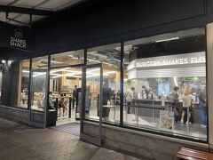 時々食べたくなるシェイクシャック 
御殿場アウトレットにも出来てたので～♪

『SHAKE SHACK』 御殿場プレミアムアウトレット店