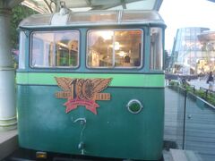 今は、Von Roll Transport System Limited（英語版）製のアルミ車体の車両2両固定編成2本が使用されていて赤色で、1989年に導入されたものですが、写真は過去に使用された緑色の車両でMetal Sections製の車両。
英国総督とピークに居住する人々の交通手段として1888年に開通し、現在、これは世界で最も古い登山列車のひとつだそうです。