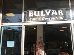 車で１時間ぐらい走ってturgutlu という街に到着。まずはこのBulvar Restaurantで朝ごはん
