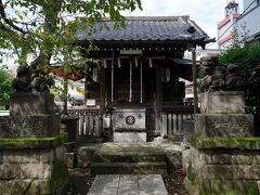 その近くに利田神社がある。江戸時代、洲崎弁財天と呼ばれていた社で、目黒川と海を隔てていた砂州の突端に鎮座していた社である。周囲の海は埋め立てられ、現在は市街地の中に建つ。小さいながらも風情のある社であった。