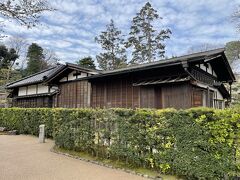 尾崎神社から金沢城公園に向かって歩くと、黒門前緑地があります。

1995年まで金沢地方検察庁の検事正官舎だった建物を金沢市が譲り受け保存している建物で、中には入れないのですが、私生活は優雅に過ごしていたんだなぁ～って思える敷地を眺めることができます。