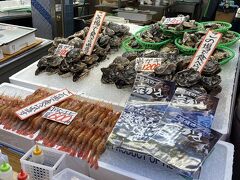 そのまま近江町市場へ徒歩で移動し、市場を散策。鮮魚がとにかく美味しそうで、金沢に住んだら料理が楽しそう！その場でお刺身を食べたりすることもできます。