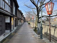 主計町茶屋街に到着。浅野川沿いに多くの老舗料亭が並んでいます。まるで京都のようです。