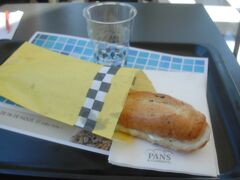 駅前のＰＡＮＳでサンドイッチ。黒オリーブ入りのパンにチーズが挟まったもので、3.8ユーロ。アツアツだった～。んまい♪

食べていると外は結構な風。飛行機、揺れるとヤダなあ。
ホテルへ戻り、行き同様、旅行会社(近畿日本ツーリスト)の日本人スタッフが来て３組しかいないのに大型バスでバルセロナ空港に向かったのでした。