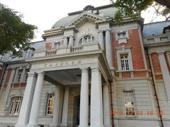 国立台湾文学館です。湯徳章紀念公園の南西にある立派な建物で、日本統治時代の1916年に台南州庁舎として建てられた建物の一部を利用した文学館です。