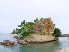 秋の風景を楽しんで、再び車で最後のスポットに向かうことに！
少々お疲れ気味（アルコールが飲めないせいも？ 笑）の夫は、新スポットで、名店27が集結した屋外型レストラン『淡路シェフガーデン』はやめて、帰り道にあるスポットに寄って帰ろうと提案。少し惜しい気はしましたが、そのようにすることにしました。

この小さな島『絵島』は淡路島の北端に浮かぶ島で、国生み神話に登場する「おのころ島」伝承地の一つだとか。岩山は烏帽子のような形をしていて、側面には青松が茂っていました。