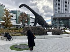 福井駅に着きました。
駅の前には、恐竜広場があります。
恐竜は動いたり、鳴き声までします。